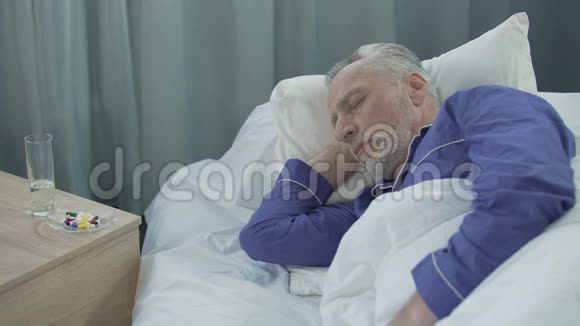 男病人在医院病房打盹在睡梦中看到梦和交谈视频的预览图