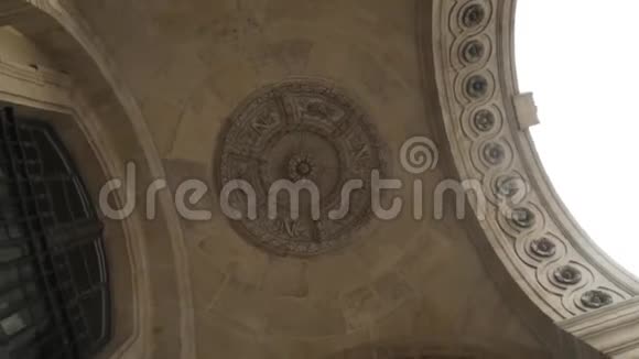 从旧石天花板的底部看建筑装饰的元素石膏灰泥视频的预览图