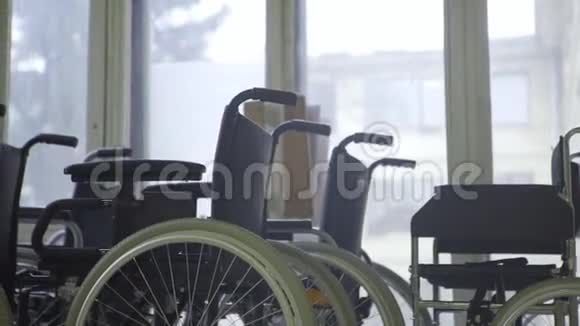 慢动作许多轮椅与白色车轮放置在窗户旁边视频的预览图