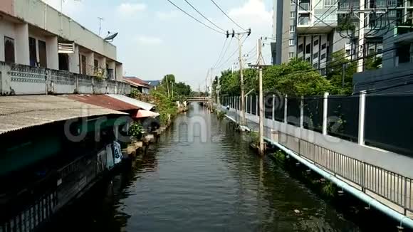 泰国曼谷运河新旧建筑景观视频的预览图