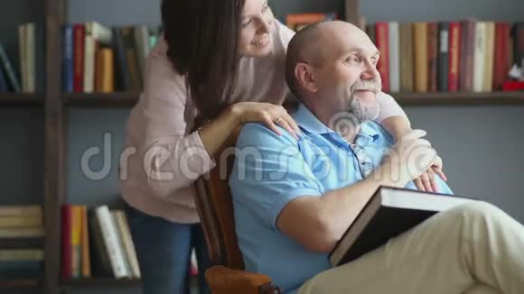 年长的父亲和他美丽的女儿视频的预览图