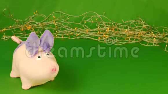 猪或腮腺炎和掉落的圣诞装饰玩具Taw2019年新年绿色Chroma关键视频的预览图