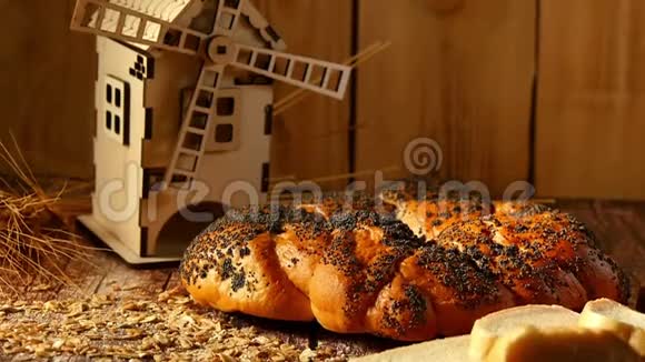 粮食和农业概念木制背景上的新鲜面包面包和磨坊的组成视频的预览图