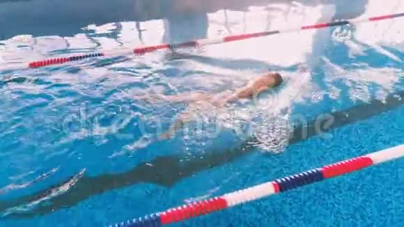 健康的生活方式观念在游泳池游泳空中射击视频的预览图