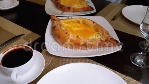 贾里安卡查普里在格鲁吉亚餐馆的桌子上提供鸡蛋饼视频的预览图