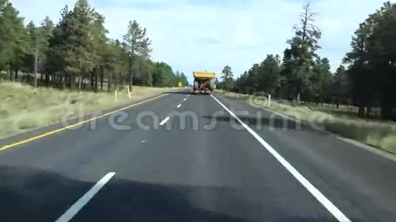 一辆采矿卡车在平地上运输视频的预览图