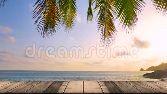 4K视频剪辑木露台图案海滩海背景在普吉岛泰国土地2019年视频的预览图