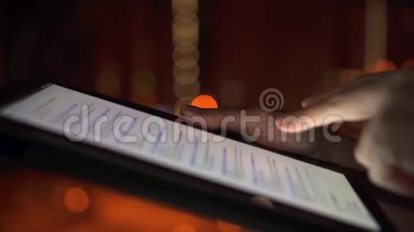 夜间在城市户外使用平板电脑触摸屏为女性的双手特写在搜寻视频的预览图