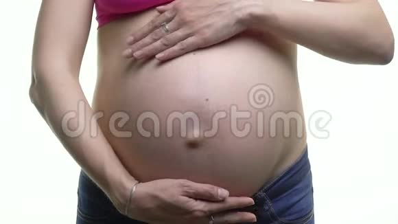 一位孕妇抚摸着她的腹部视频的预览图