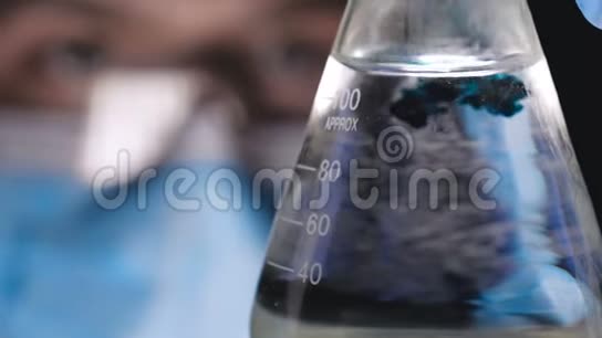 实验室工作人员科学家实验室助理测试化学反应视频的预览图