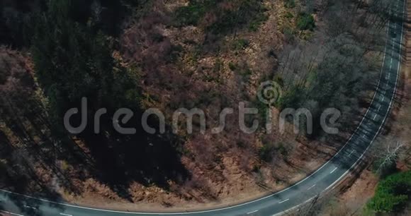 在山林道路上的高空观景视频的预览图
