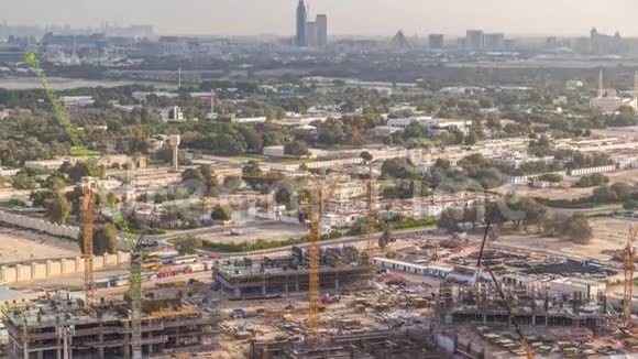 迪拜市区的建筑活动起重机和工人的时间推移阿联酋视频的预览图