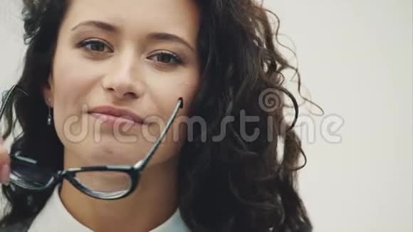 一位年轻漂亮的黑发商务女性的特写肖像嘴巴和眼睛用眼镜打开孤立视频的预览图