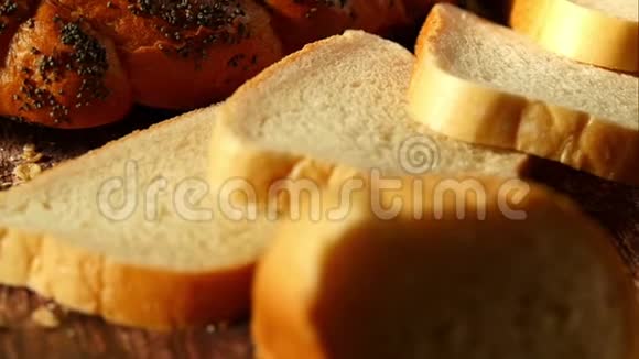 木制背景上新鲜糕点的组成面包面包面包店农业和面包店视频的预览图