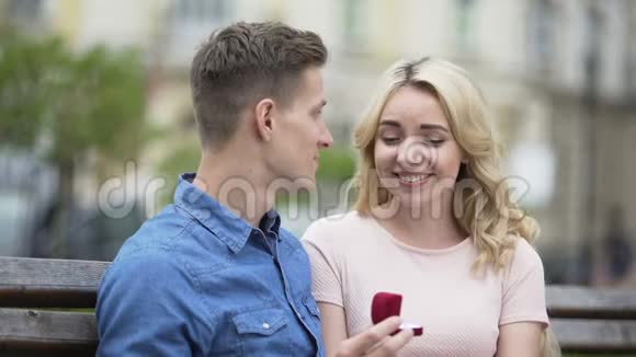 男人向女朋友求婚女孩拿着戒指看着它未来的家庭视频的预览图