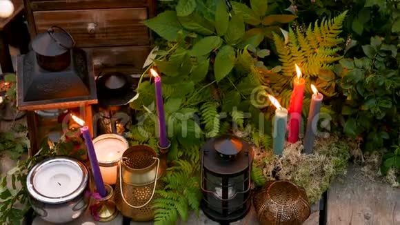 苔藓叶子背景上有蜡烛和灯的节日装饰视频的预览图