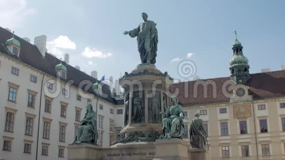 古代统治者的雕像奥地利维也纳令人惊叹的雄伟纪念碑倾斜着视频的预览图