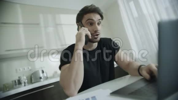 微笑的男人在家里工作场所谈论手机快乐商人打电话视频的预览图