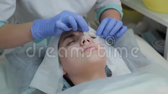 专业美容师女性给客户敷面膜视频的预览图
