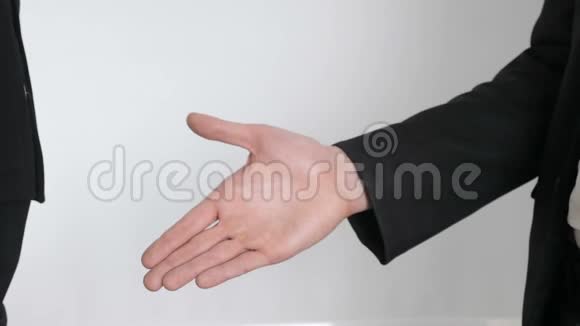 一个年轻人和一个穿西装的女孩握手女人和男人握手关闭60英尺视频的预览图
