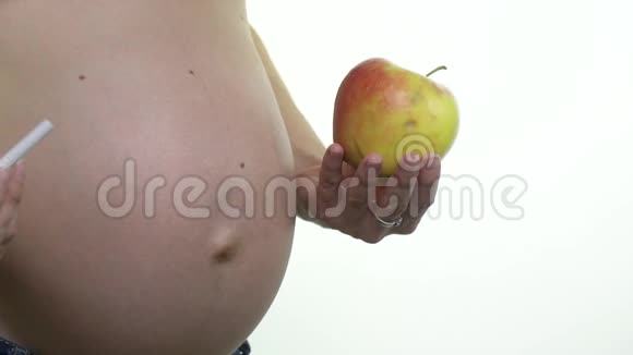 选择一个怀孕的女人就会因为一个苹果而戒烟视频的预览图