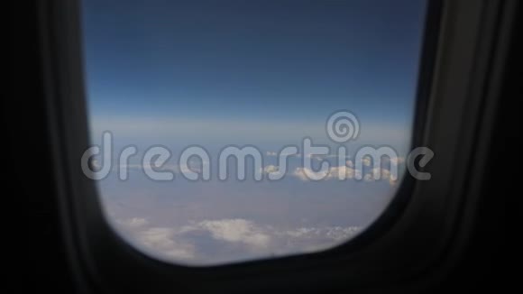 在飞行中透过窗户看飞机有一个美丽的蓝天视频的预览图