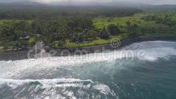 巴厘岛印尼岛豪华别墅和海滩视频的预览图