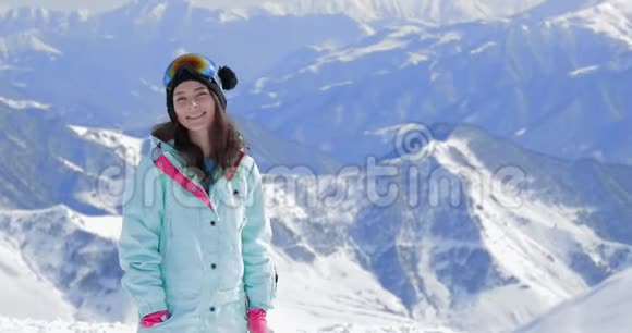 快乐的女孩滑雪板滑雪板滑雪坡背景微笑视频的预览图