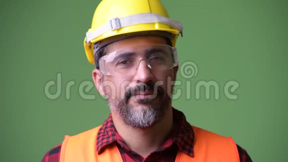 英俊的波斯胡子男建筑工人戴着防护眼镜视频的预览图