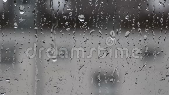 雨点落在玻璃上雨点落在窗外视频的预览图
