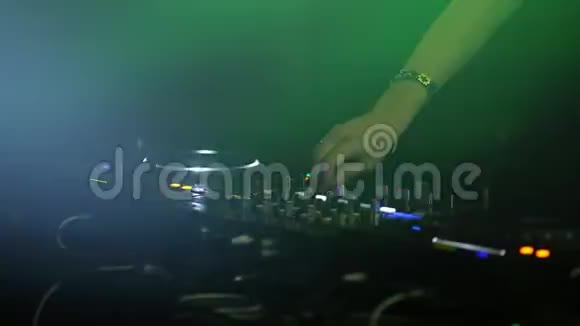 专业DJ在夜总会聚会上在音条上做特写摄像机移动视频的预览图