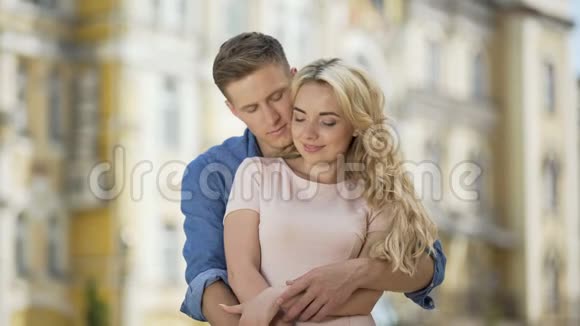 男人从背后拥抱他的女朋友亲吻他的心上人温柔视频的预览图