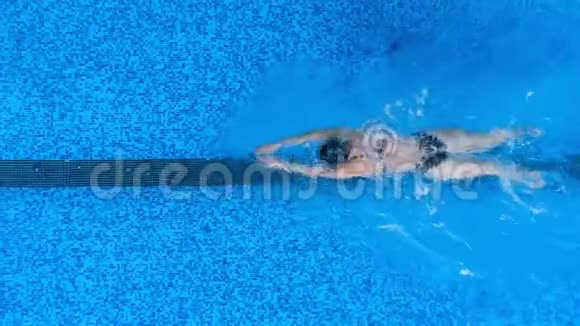 一个女人以蝴蝶的方式游泳把头埋在水下视频的预览图