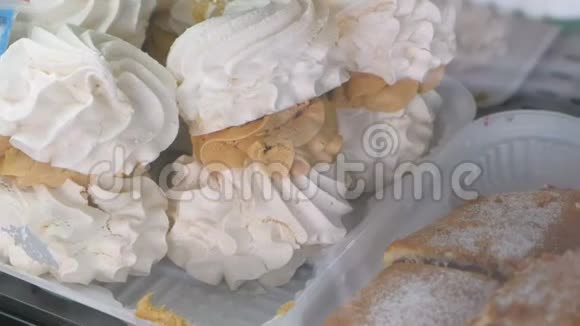 带奶油的小松饼美味的甜点视频的预览图