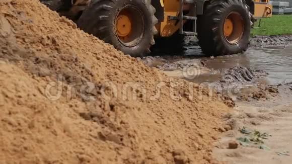 大型黄叉车施工机械骑泥慢动作视频的预览图