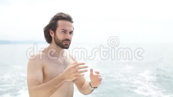 坐在游艇边上看海的年轻人的后景视频的预览图