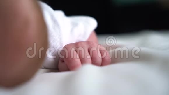 小宝宝小孩子的手在床上视频的预览图
