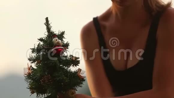 在圣诞树周围寻找玩具的女孩视频的预览图