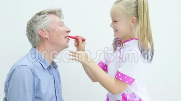 青春期前的女孩在父亲面前化妆视频的预览图