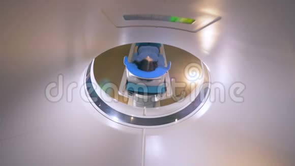 年轻女子在现代医院进行磁共振成像MRI扫描视频的预览图
