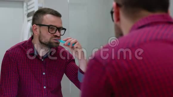 胡子男早上在浴室刷牙早上的卫生视频的预览图