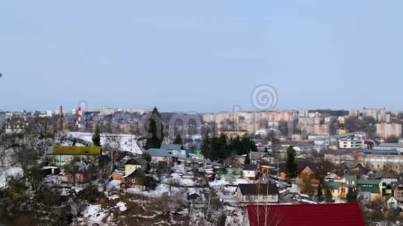 美丽的蓝色寺庙在冬天的城市背景上库存录像斯摩棱斯克大教堂位于城市上空视频的预览图