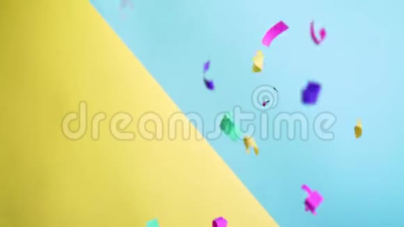 在蓝黄背景上飞舞的纸屑视频的预览图