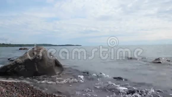 海浪拍打着岩石视频的预览图
