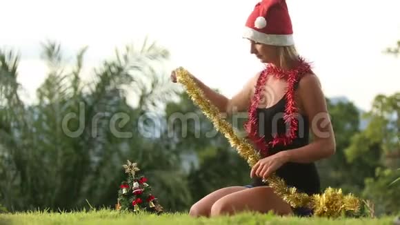 圣诞帽的小女孩穿着金色的雨披在脖子上视频的预览图