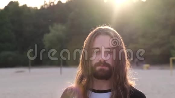 一幅长着长发长胡子的年轻男子的肖像视频的预览图