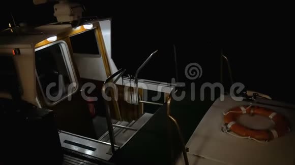 停泊在威尼斯的小船在夜晚的海浪上摇摆视频的预览图