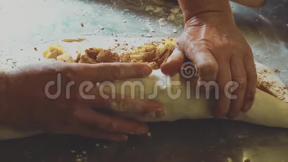 女厨师烘焙苹果Strudel女性双手裹进面团视频的预览图