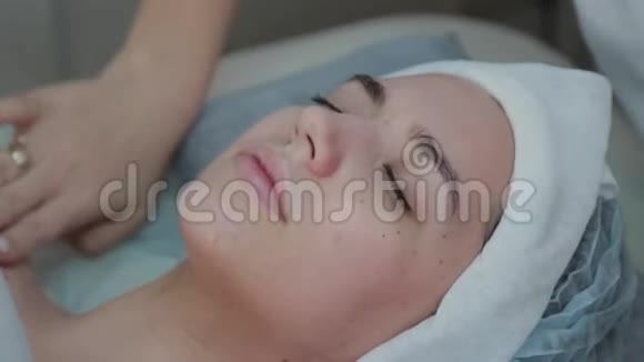专业美容师女性对客户妇女进行面部按摩视频的预览图
