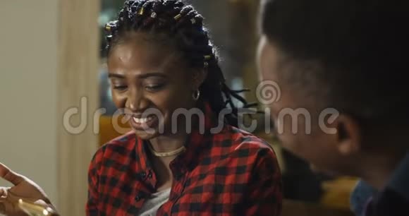 年轻的黑人夫妇在咖啡馆里放松和交流视频的预览图